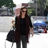 Jennifer Garner stops at Starbucks on her way to a hospital | Picture 93740